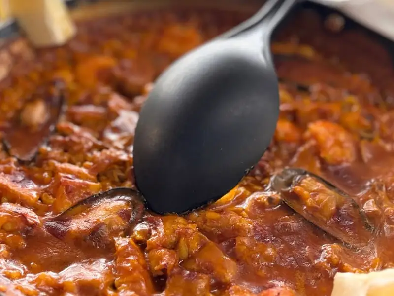 Arroz con marisco servido en paellera