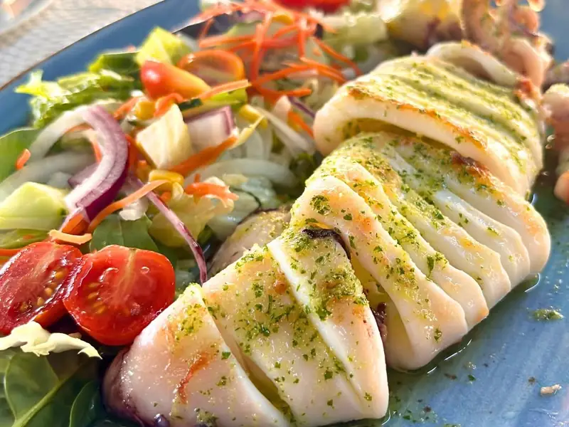 Calamar a la plancha con ensalada