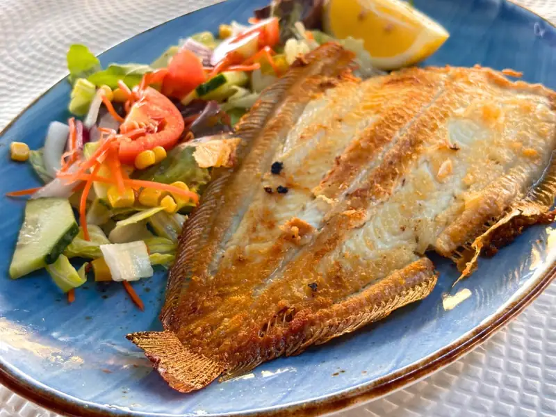 Pescado a la plancha con ensalada y limón
